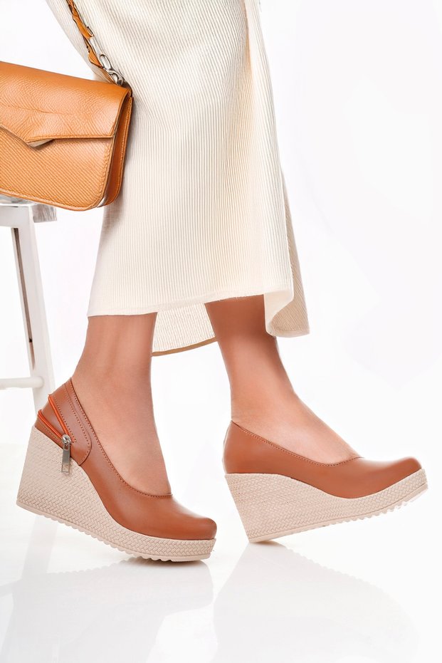 Women's Shoes with Wedge Heel and Zipper Detail