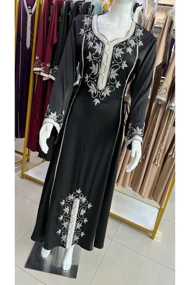 Hand-embroidered crepe dress, crepe fabric with belt