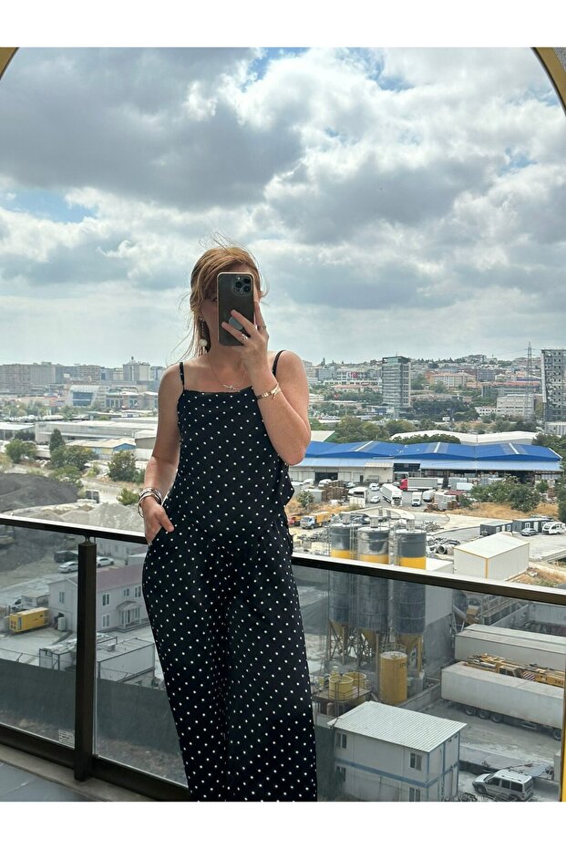 طقم من الساتان المنقط مع ظهر مكشوف - 4