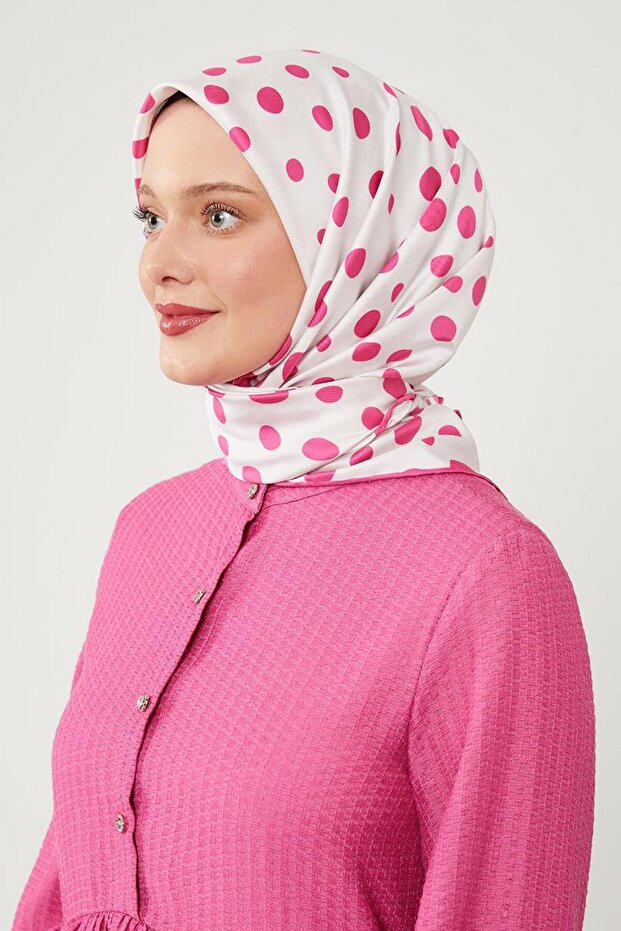 وشاح رقمي من قماش التويل بنمط منقط باللون الفوشيا - 3