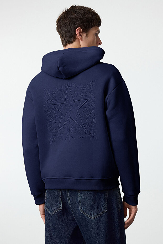 Lacivert Oversize/Geniş Kesim Sırtı Nakış Detaylı Kapüşonlu Sweatshirt TMNAW25SW00142 - 3