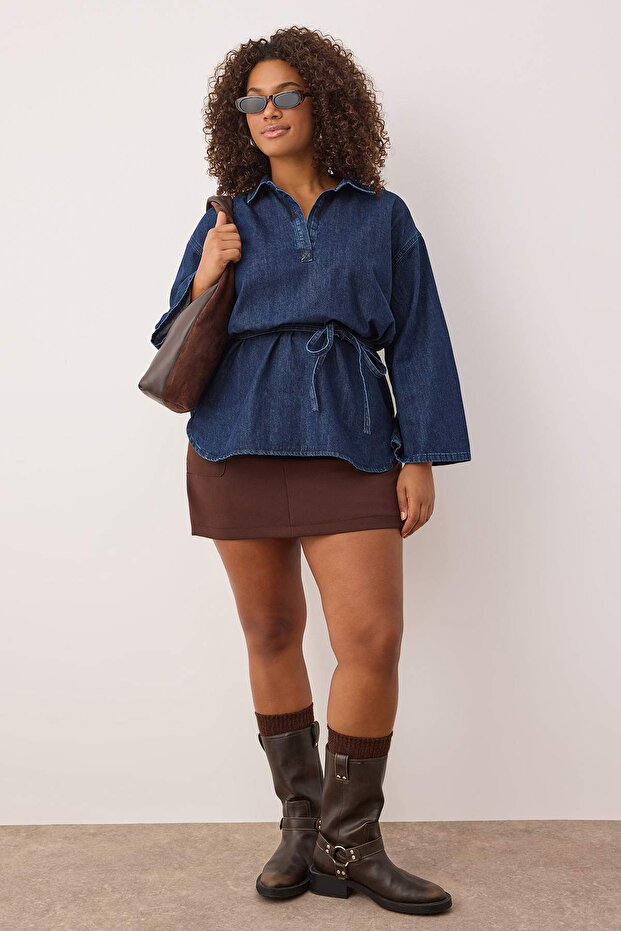 Koyu Mavi Oversize/Bol Kesim Bağlamalı Büyük Beden Denim Gömlek TBBAW26AX00003