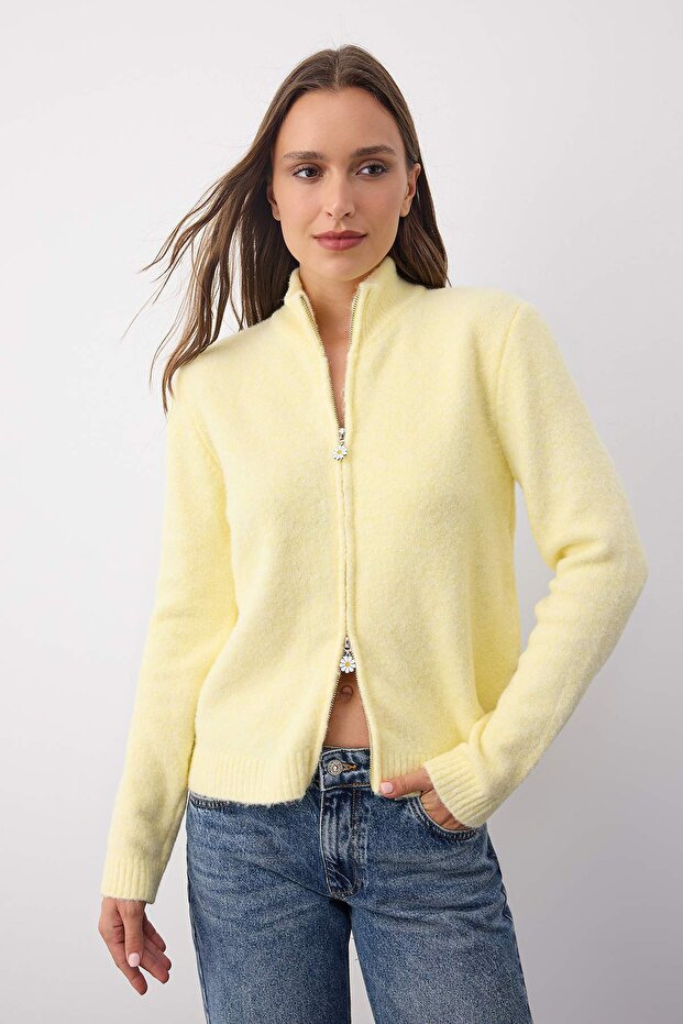 Wardrobe Essentials Sarı Yünlü Fermuarlı Dik Yaka Papatya Elcikli Triko Hırka |TWOAW26HI00090 - 1