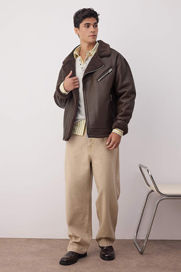 Brązowa kurtka męska o regularnym kroju, wykonana w 100% ze skóry syntetycznej PU TMNAW26MO00005 - 5