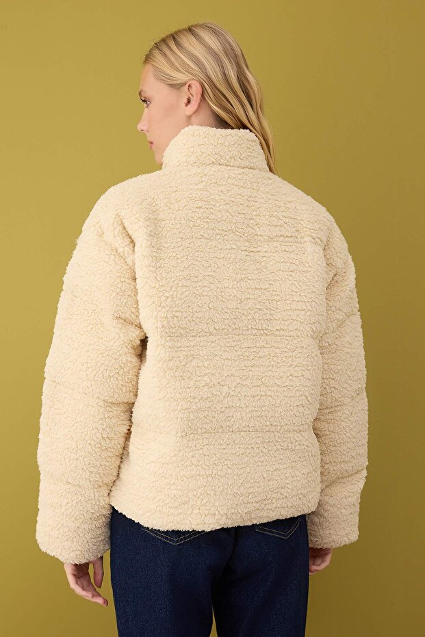 Ekru Regular Kalıp Peluş Şişme Mont TWOAW26MO00144 - 4