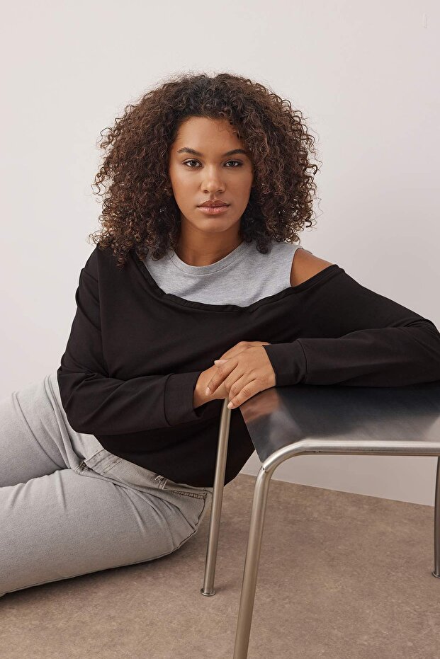 Siyah Bisiklet Yaka Omuz Detaylı İnce Örme Büyük Beden Sweatshirt TBBAW23AO00020 - 1