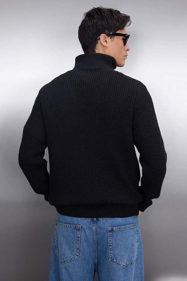 Czarny sweter z golfem - regularny krój, wełna, zapinany na zamek Tmnaw22Kz0347 - 4
