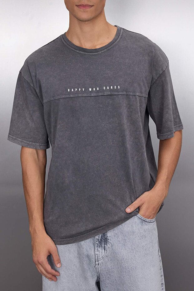 Antrasit Oversize/Geniş Kesim Soluk Efektli Yazı Baskılı %100 Pamuklu T-Shirt TMNSS23TS00174 - 3