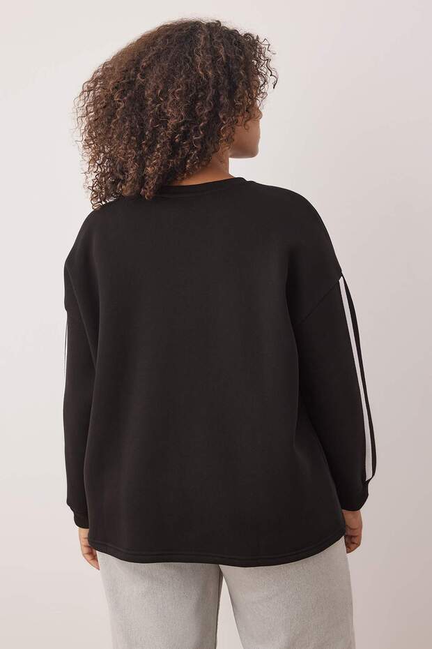 Siyah Şerit Detaylı Oversize/Bol Kesim İnce Örme Sweatshirt TBBAW25AO00009 - 4