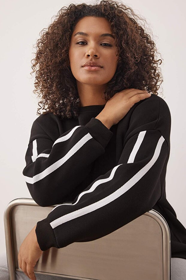 Siyah Şerit Detaylı Oversize/Bol Kesim İnce Örme Sweatshirt TBBAW25AO00009 - 1