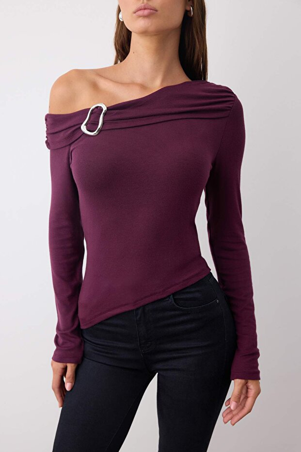 Mürdüm Asimetrik Yaka Aksesuar Detaylı Fitted Açık Omuzlu Örme Bluz TWOAW26BZ00121 - 3