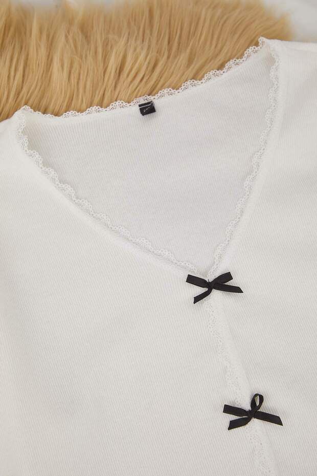 Ekru Beyaz Dantelli ve Kurdele/Fiyonk Detaylı Fitilli Örme Pijama Takımı TBBAW26AI00021 - 5