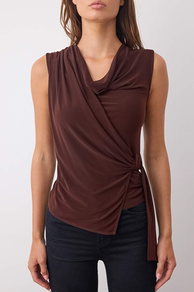 Kahverengi Drape Detaylı Degaje Yaka Uzun Kol Örme Bluz TWOAW26BZ00127 - 3