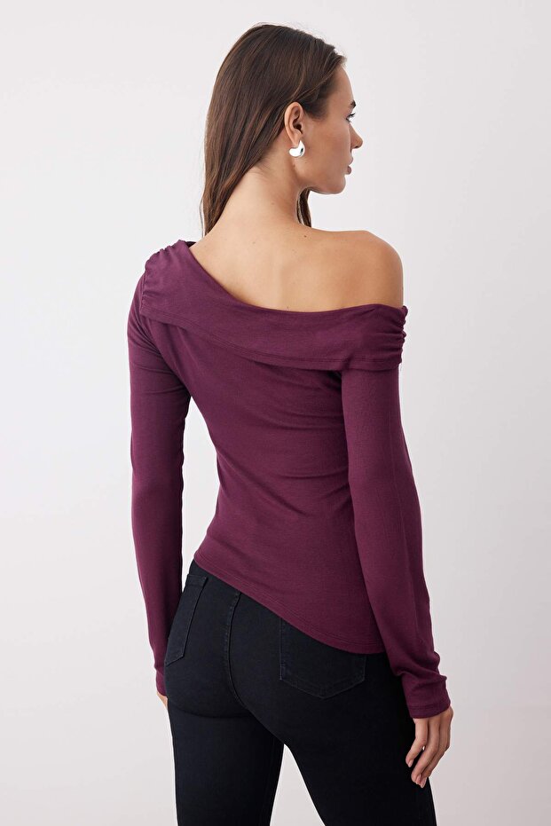 Mürdüm Asimetrik Yaka Aksesuar Detaylı Fitted Açık Omuzlu Örme Bluz TWOAW26BZ00121 - 4
