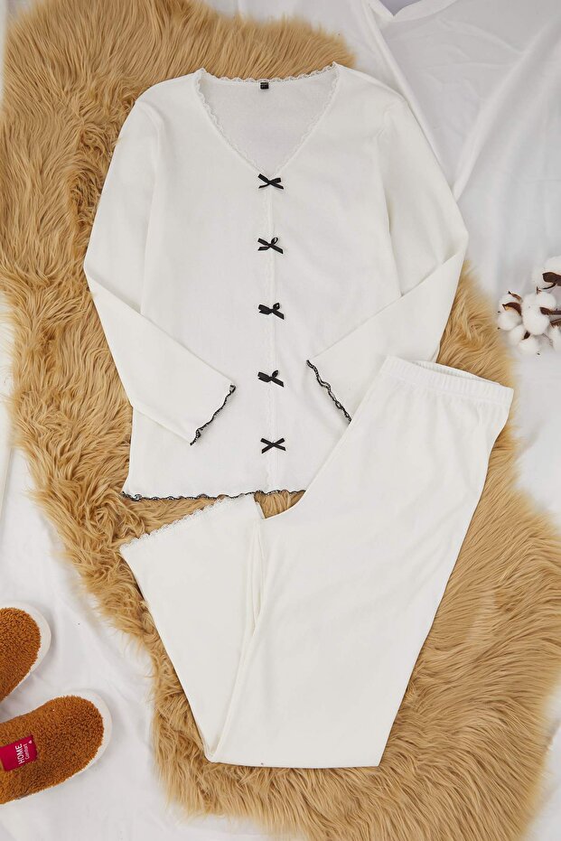 Ekru Beyaz Dantelli ve Kurdele/Fiyonk Detaylı Fitilli Örme Pijama Takımı TBBAW26AI00021 - 2