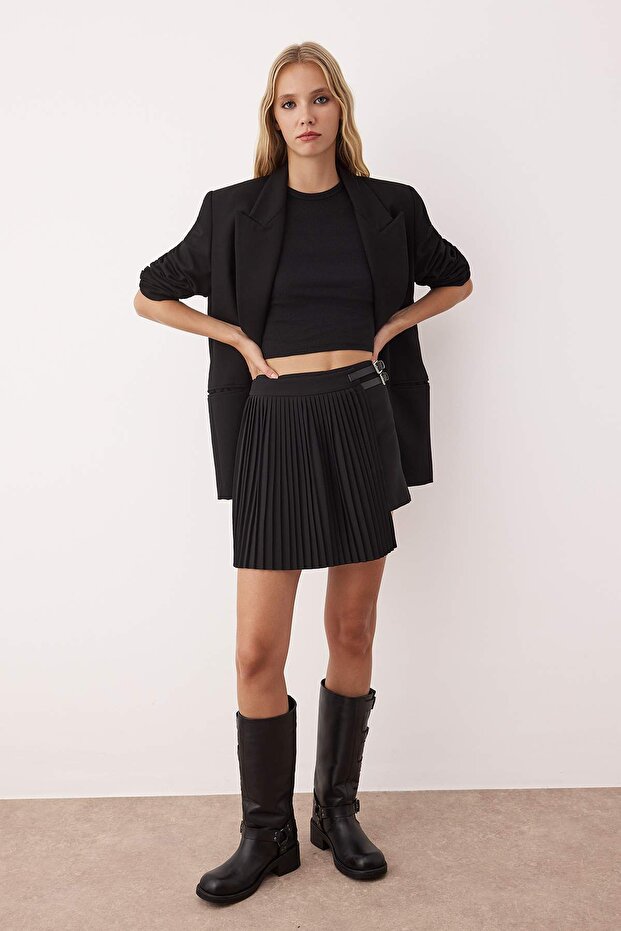 Siyah Piliseli Kemer Detaylı Mini Şort & Bermuda TWOAW26SR00018 - 3