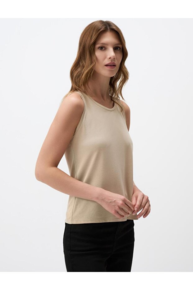 قميص داخلي محبوك أساسي بدون أكمام برقبة على شكل حرف U من فرو المنك - 4