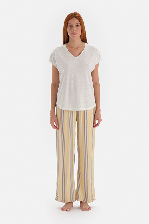 طقم بيجامة فيسكوز بأكمام قصيرة ورقبة على شكل حرف V باللون الأبيض الفاتح