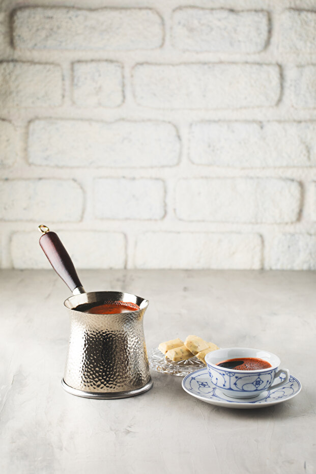 Cezpot Telveli 5-Person Cast Iron Coffee Pot with Wooden Handle - Compatible with Magnetic Stoves