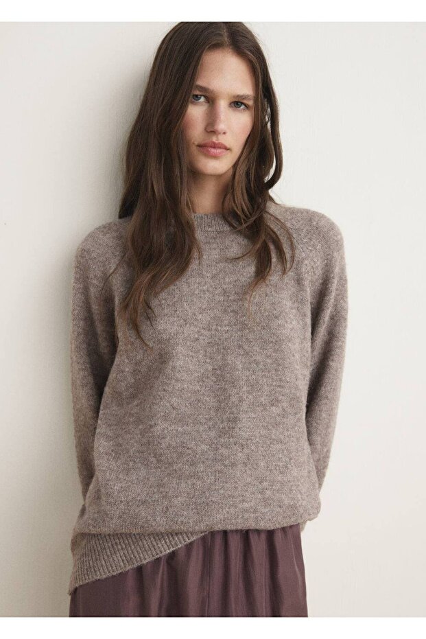 Round neck knitwear sweater