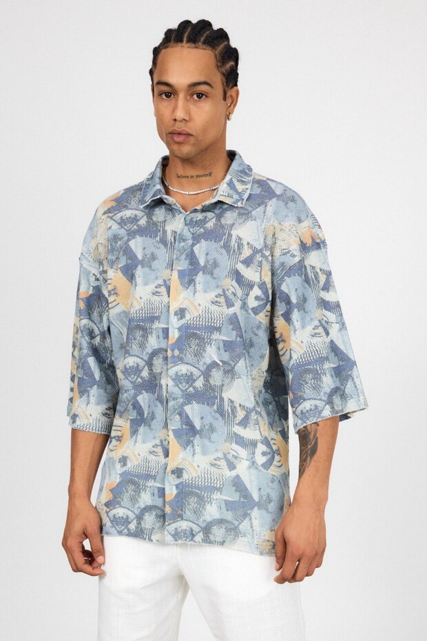 قميص كبير الحجم بنمط رقمي بنصف كم - 1