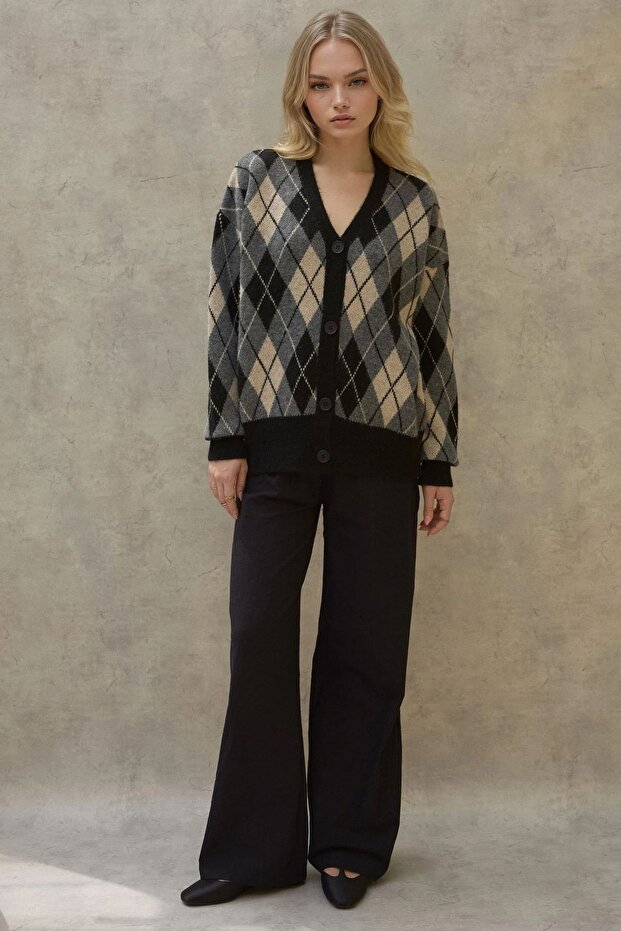 Düğmeli Uzun V-Yaka Geometrik Örme Hırka - 4