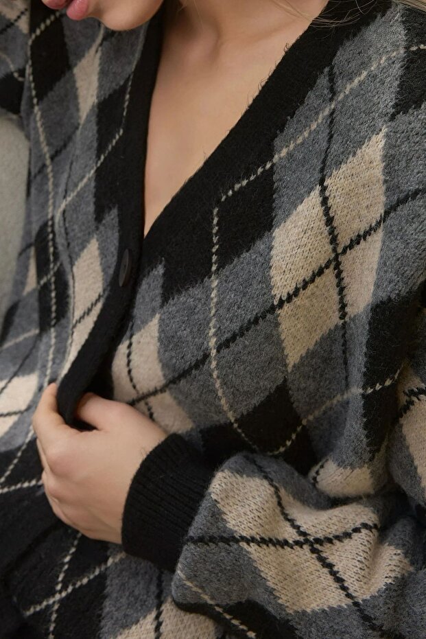 Düğmeli Uzun V-Yaka Geometrik Örme Hırka - 5