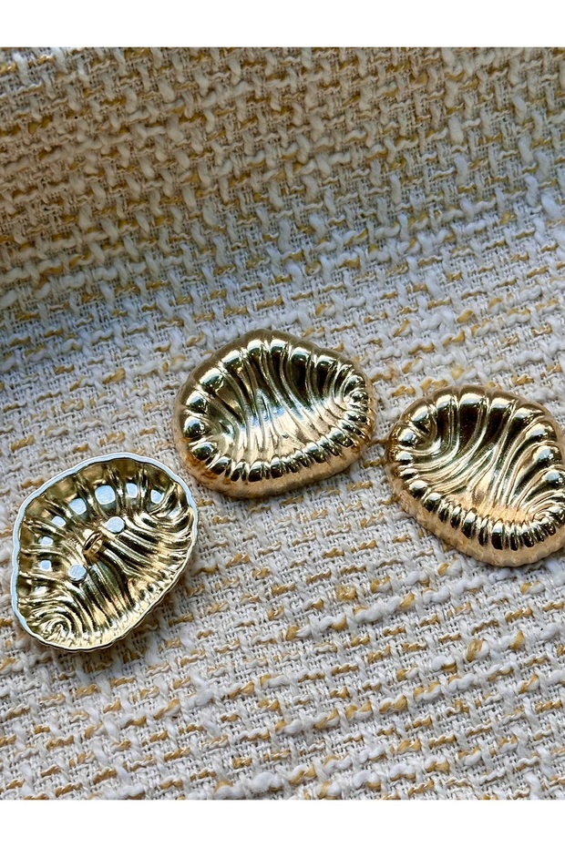 Hollowed-Out Gold Color New Season 3.4 cm Button Set on Print Model - 3