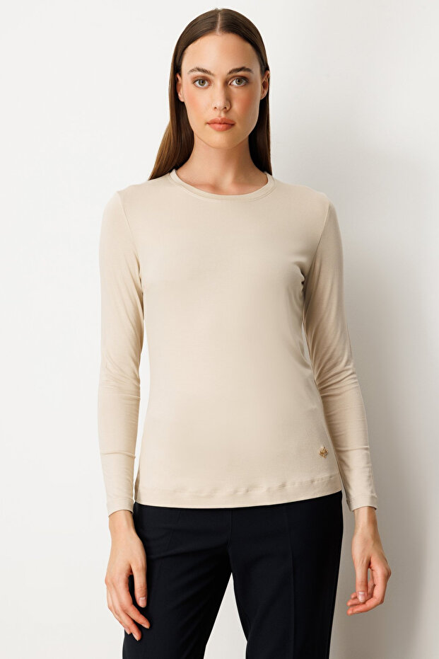 بلوزة أساسية بدون ياقة مع إكسسوارات معدنية - 1