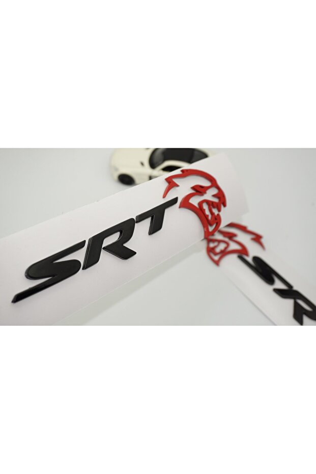 دودج تشالنجر تشارجر SRT هيلكات أسود مع شعار أحمر مطرز