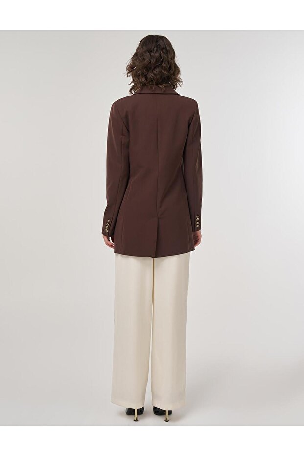 سترة بليزر بزرار مزدوج باللون البني الداكن - 5