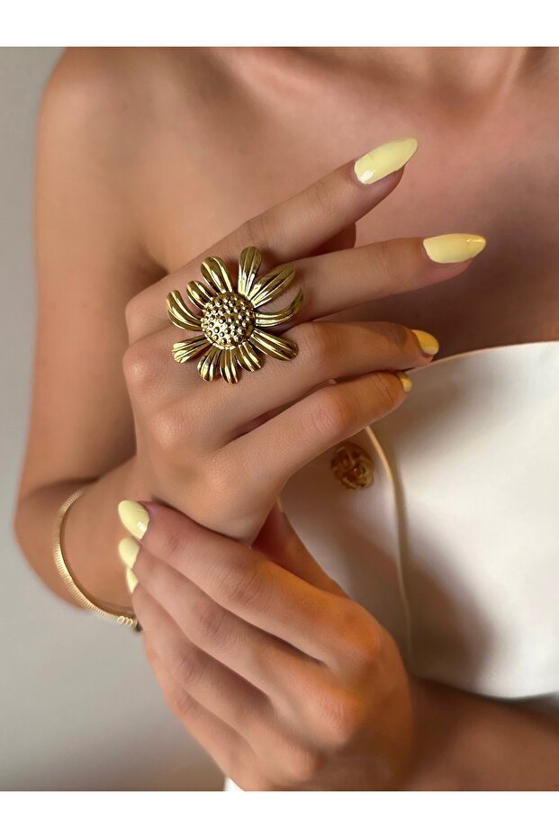 Gold Steel Ring with Flower Figure (Adjustable)