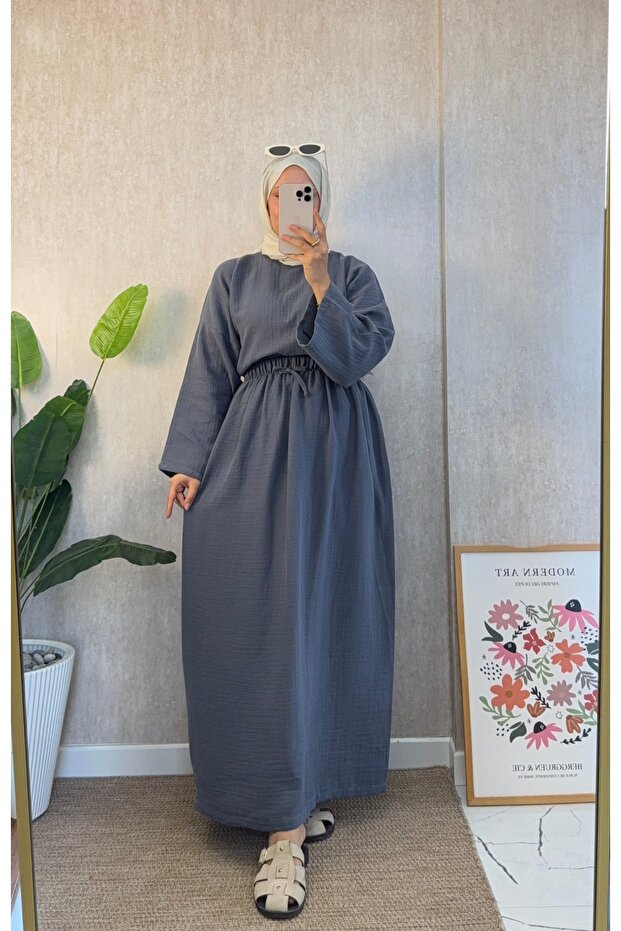 طقم كاجوال من الموسلين باللون الرمادي الداكن - 1