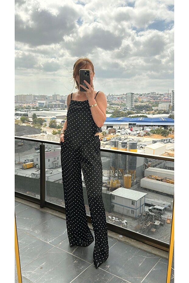 طقم من الساتان المنقط مع ظهر مكشوف - 1