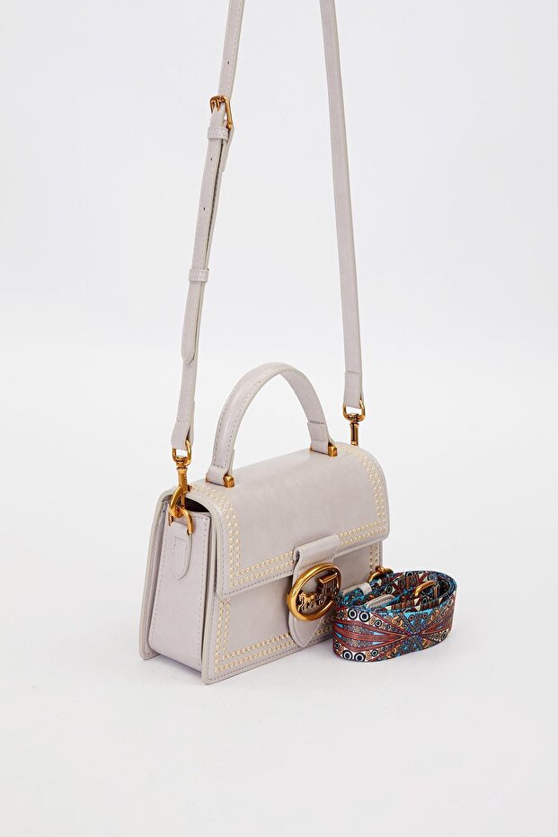 حقيبة كتف بتفاصيل حزام منقوش باللون الرمادي - 2