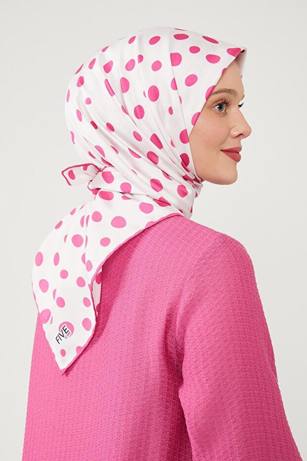 وشاح رقمي من قماش التويل بنمط منقط باللون الفوشيا - 4