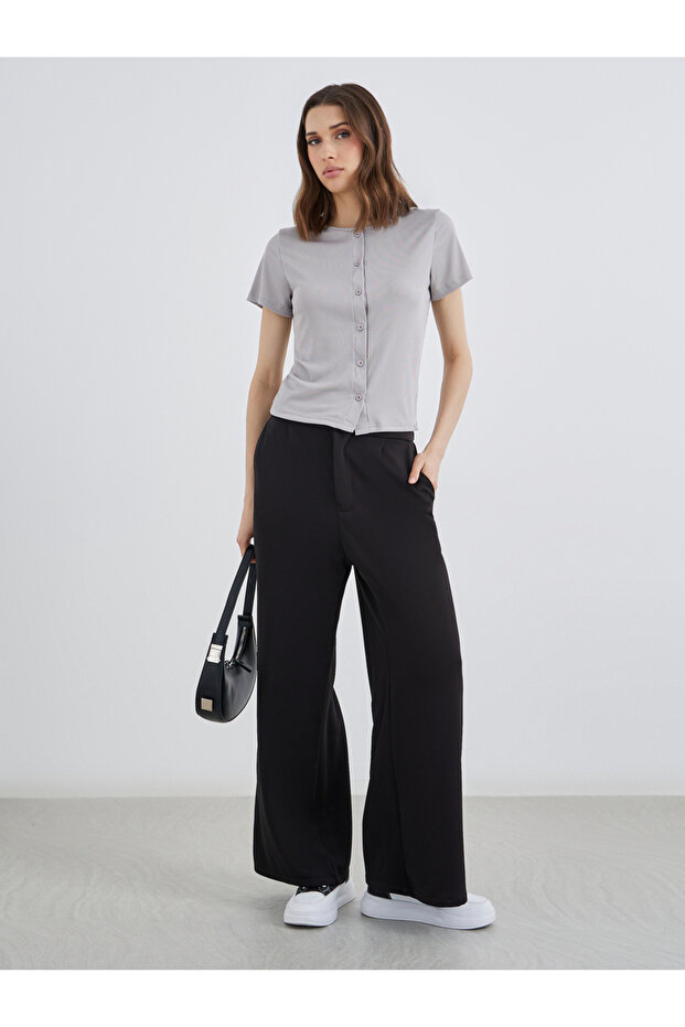 تي شيرت سادة بقصّة عادية وأزرار - 2