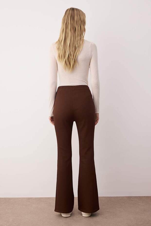 Kahverengi Flare Kalıp Bağlama Detaylı Bootcut Gabardin Pantolon TWOAW26PL00064 - 5