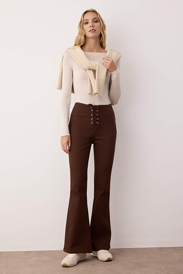 Kahverengi Flare Kalıp Bağlama Detaylı Bootcut Gabardin Pantolon TWOAW26PL00064 - 2