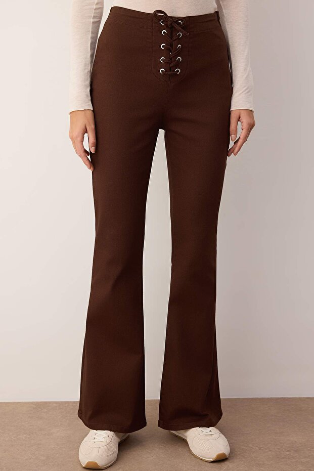 Kahverengi Flare Kalıp Bağlama Detaylı Bootcut Gabardin Pantolon TWOAW26PL00064 - 4