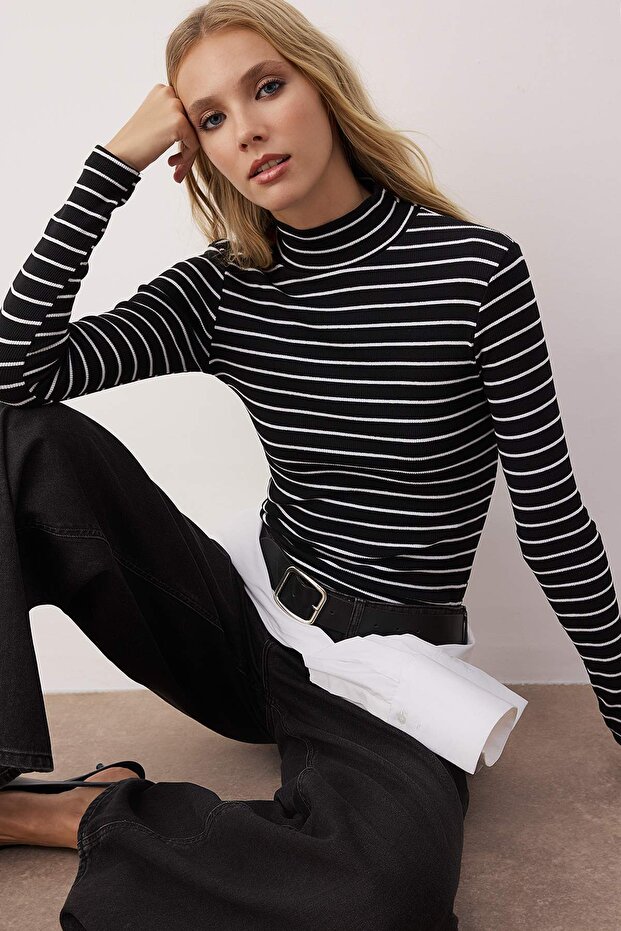 Czarna bluzka z dopasowanym krojem, stójką i długimi rękawami, z prążkowanym wykończeniem, średniej grubości dzianina, model TWOAW21BZ0423 - 2