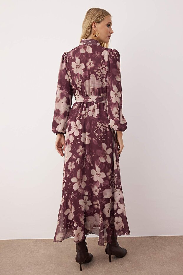 Sukienka z jasnym guzikiem i kwiatowym wzorem, wykonana z tkaniny szyfonowej TCTAW26EB00043 - 6