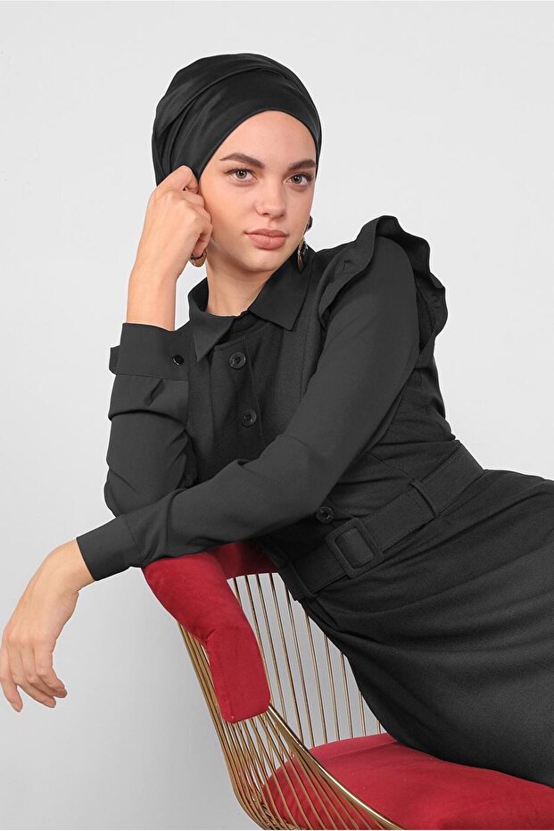 41199 Model Gilet with Ruffle Detail and Buttons - 1