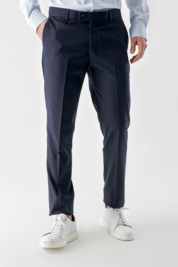 بنطال كلاسيكي بقصة ضيقة للرجال باللون الأزرق الداكن من مادة البوليفيسكون الأساسية - 2