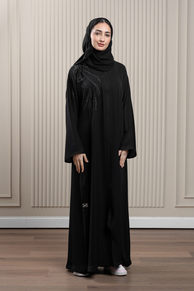 Lavinia abaya for women with embroidery on the shoulder on the right side and sleeves.