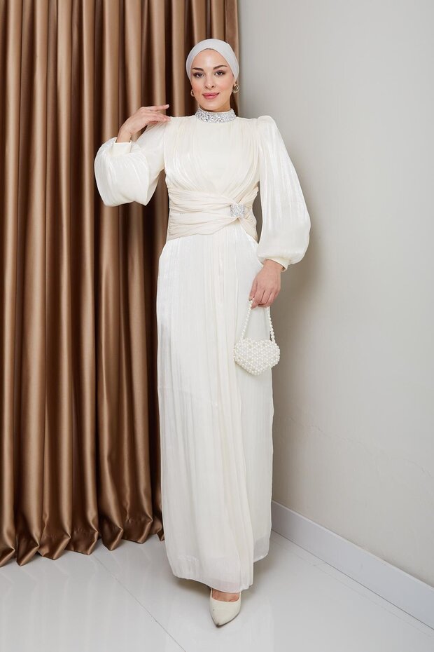 Yoryo hedvábné hidžábové večerní šaty s mašlí a kamenným lemem na krku EKRU 1236 - 2