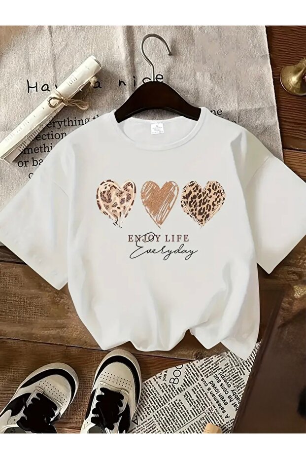 تي شيرت برقبة دائرية كبيرة الحجم مطبوع عليه قلوب من ENJOY LIFE