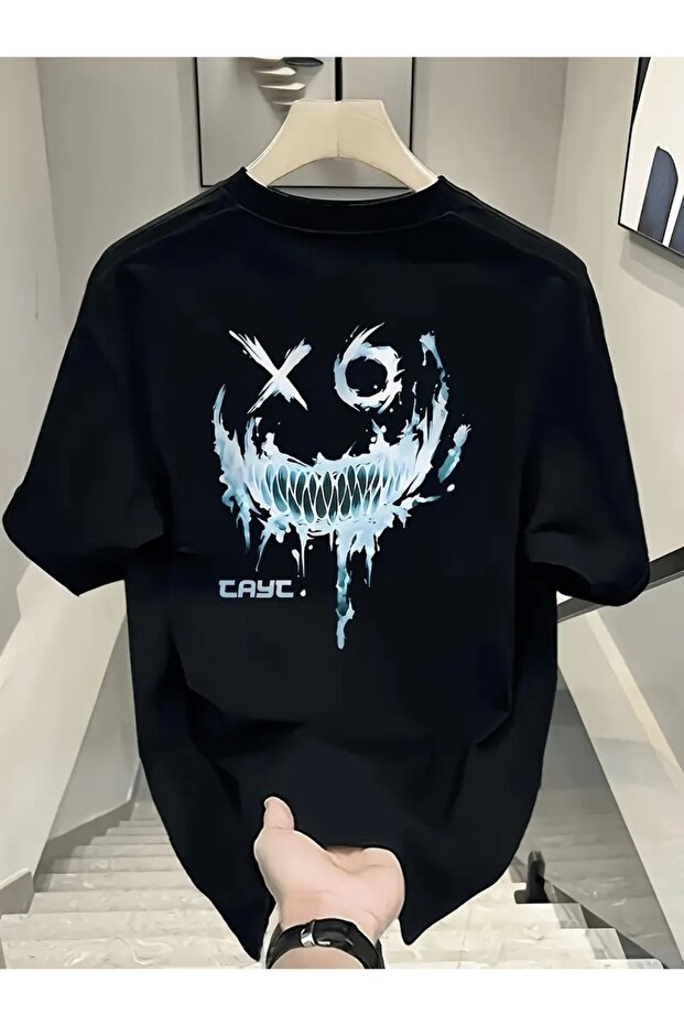 تي شيرت XO مطبوع عليه رسومات كبيرة الحجم برقبة دائرية