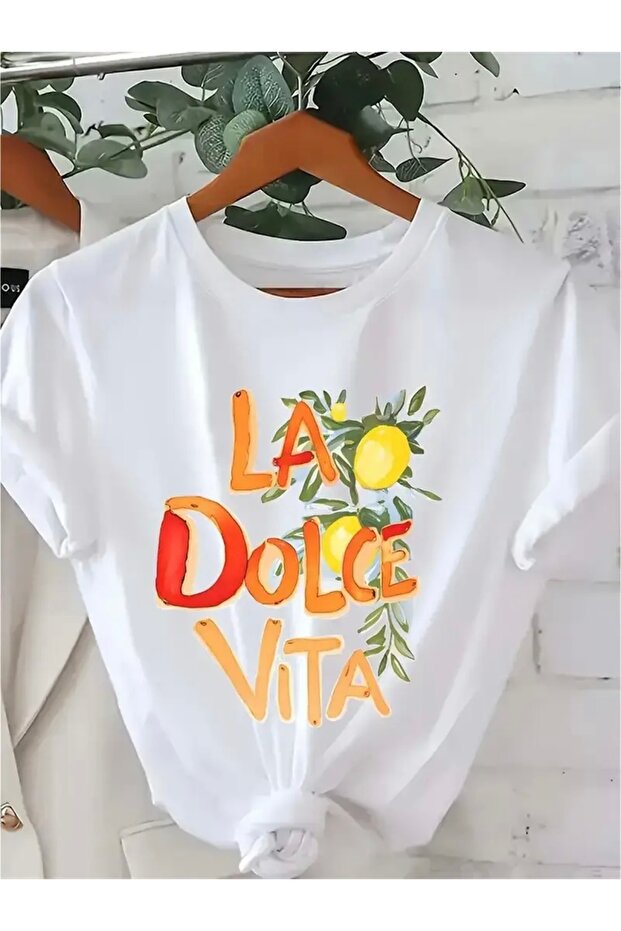 تي شيرت LA DOLCE VITA مطبوع برقبة دائرية كبيرة الحجم