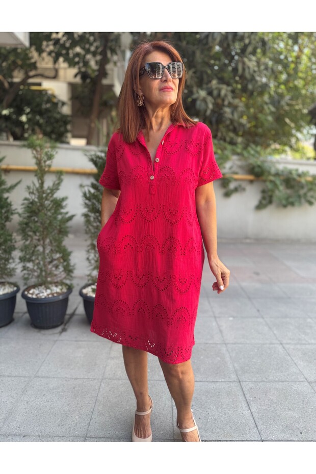 فستان برودي بياقة بثلاثة أزرار باللون الأحمر - 1